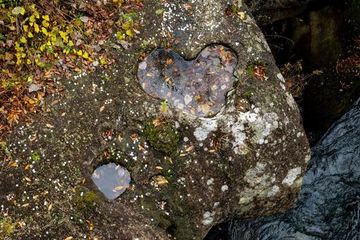 磊々峡のハート岩⑸ 秋,紅葉,落ち葉の写真素材