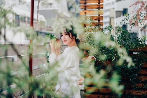 庭でガーデニングをする若い女性 プラント,美しい,香りの写真素材