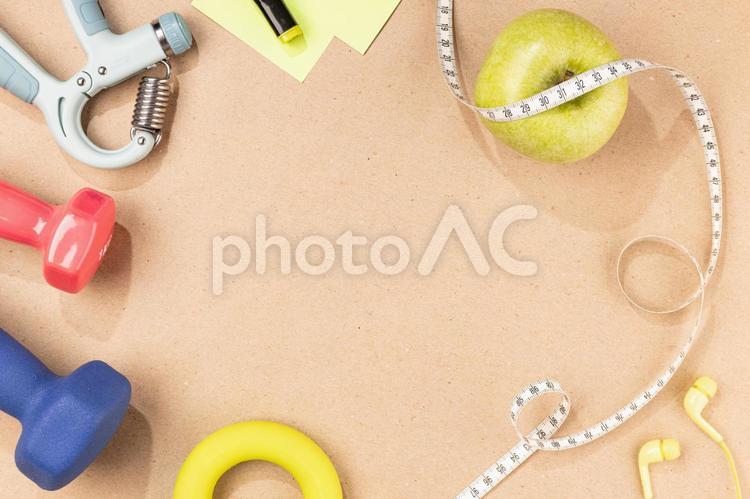 周囲に並べられたトレーニング用品 リンゴ,フルーツ,食べ物の写真素材
