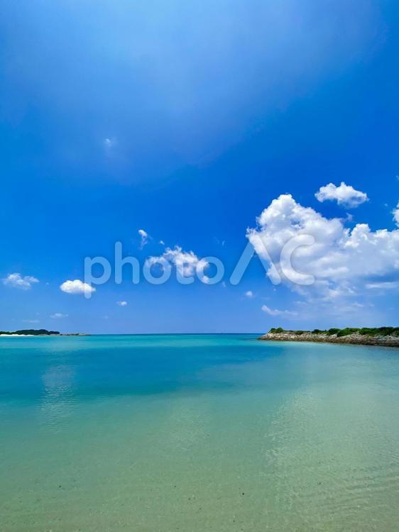 沖縄の夏空と海と防波堤 夏空,雲,青空の写真素材