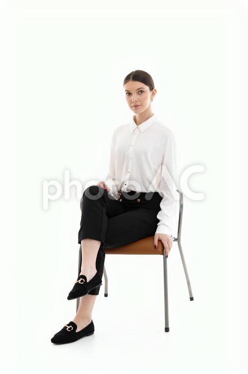 足を組み座る白い服の女性 女性,座る,椅子の写真素材