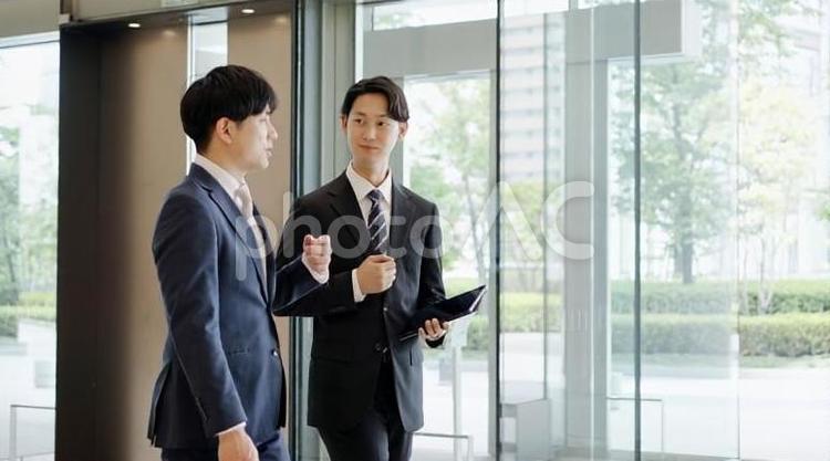 歩きながら指示をするビジネスマン ビジネスマン,男性,指示の写真素材