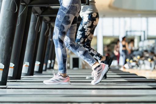 ジムのランニングマシン ジム,ランニングマシン,脚の写真素材