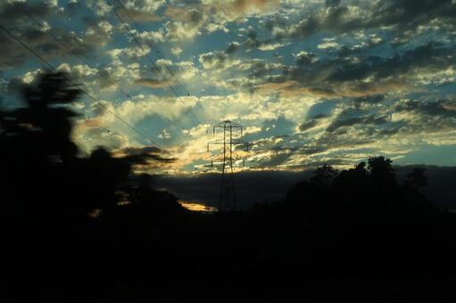 夕焼けと鉄塔の写真