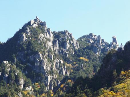 瑞牆山全景 瑞牆山,瑞牆山自然公園,紅葉の写真素材