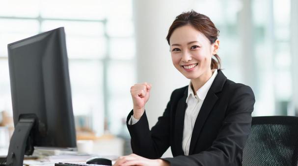 ガッツポーズのビジネスウーマン7の写真