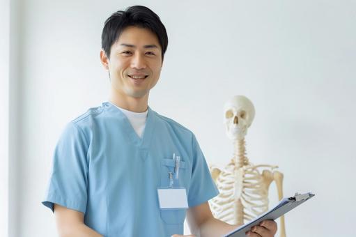 若い男性理学療法士の笑顔 若い男性理学療法士の笑顔の写真