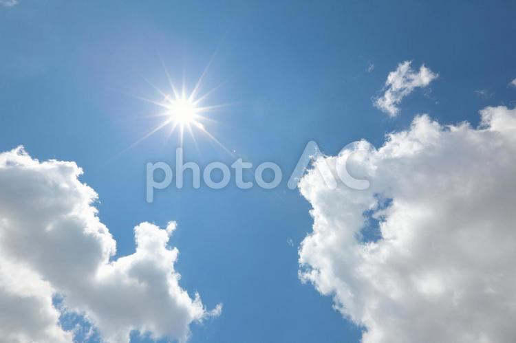 夏の空03 空,雲,太陽の写真素材