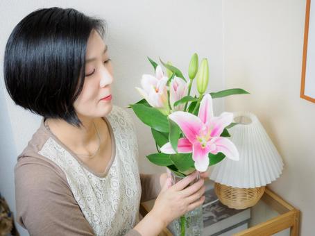 36:ゆりの花を生ける女性 36:ゆりの花を生ける女性 花,ゆり,丁寧な暮らしの写真素材