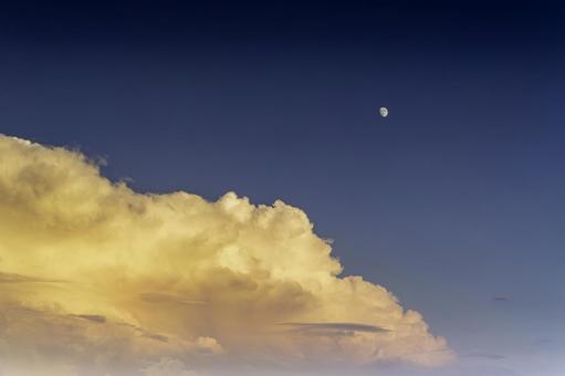 福岡-【夕焼けの雲と月】 福岡,夕焼け,雲の写真素材