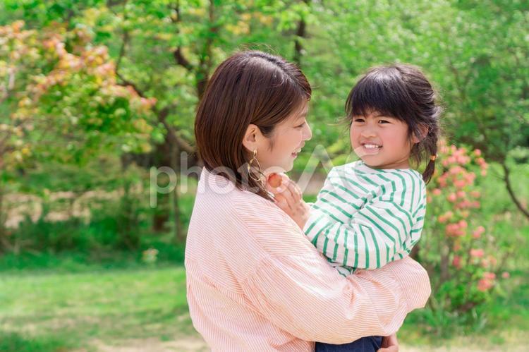 母に抱っこされる女の子 家族,ファミリー,親子の写真素材