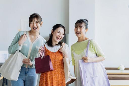買い物を楽しむ若い女性 買い物を楽しむ若い女性 女性,買い物,友達の写真素材