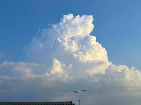 夕陽を浴びる入道雲 夕陽を浴びる入道雲の写真
