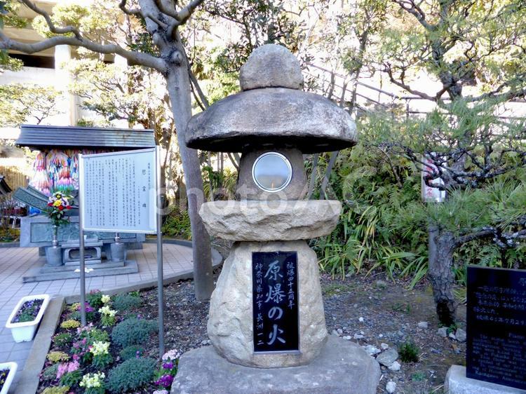 大船観音寺、境内にある「原爆の火」灯篭 灯篭,石灯籠,境内の写真素材