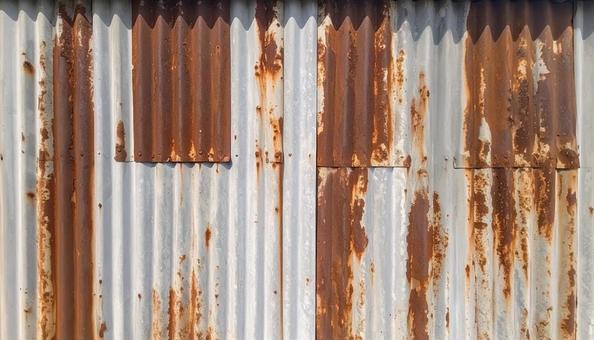 錆で腐食したトタンの外壁 錆で腐食したトタンの外壁の写真