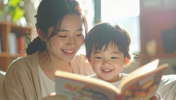 絵本を読む母親の写真