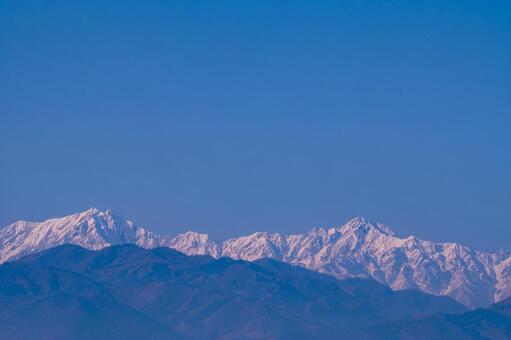 冬の朝日を浴びた雪山 雪山,朝日,山脈の写真素材