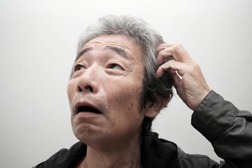 悩むシニア男性 悩むシニア男性の写真