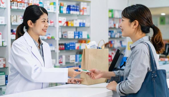 薬の受け渡しをする 薬の受け渡しをするの写真