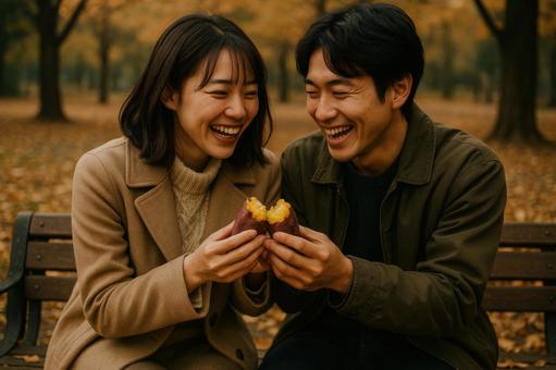 焼き芋を分け合う二人 焼き芋を分け合う二人の写真