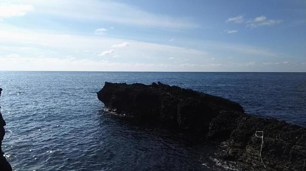 日本海と空と島の写真