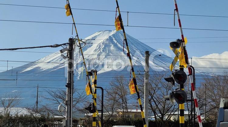 富士山と踏切　冬 冬,踏切,雪の写真素材