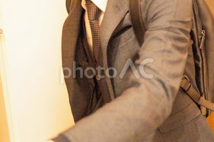 手を伸ばすスーツの男性 スーツ,男性,手の写真素材