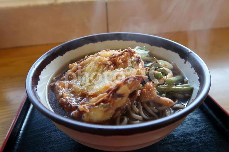湯気のでているかき揚げ蕎麦2 かき揚げ蕎麦,そば,年越しそばの写真素材
