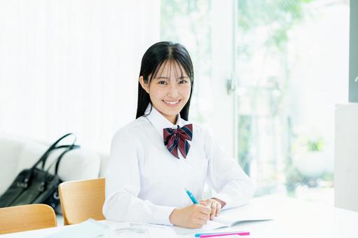 自宅で勉強をする女子高生 自宅で勉強をする女子高生の写真