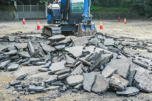 砕かれた地面の工事現場 砕かれた地面の工事現場の写真