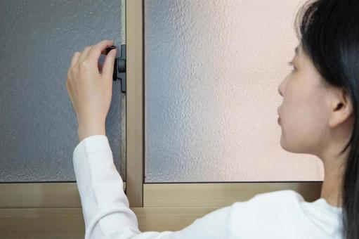 窓を開ける女性 窓,窓際,開けるの写真素材