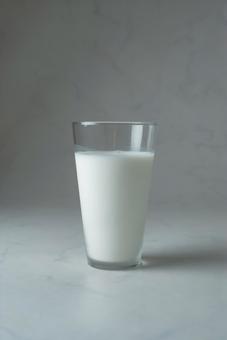 白背景のミルク コップ,牛乳,milkの写真素材