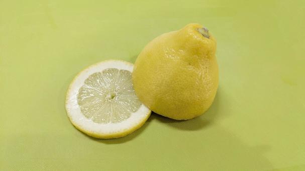 輪切りレモンと半身のレモン 輪切りレモンと半身のレモン レモン,輪切り,半分の写真素材