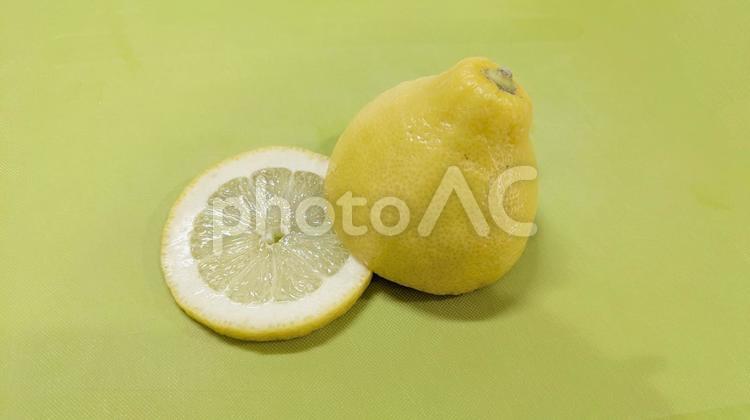 輪切りレモンと半身のレモン レモン,輪切り,半分の写真素材