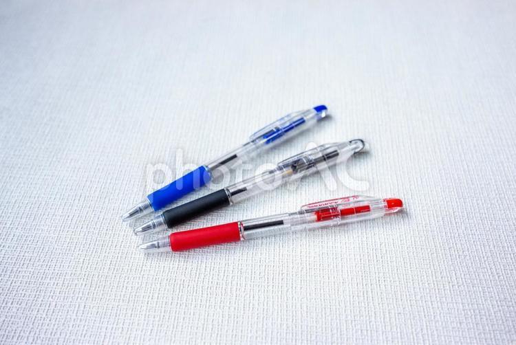 赤、青、黒、３色のボールペン ボールペン,ペン,赤の写真素材