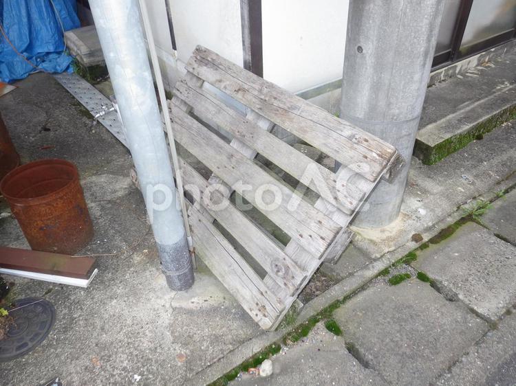 家の外に放置されたパレット材 パレット,雑然,放置の写真素材