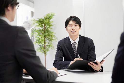 Japanese male businessman explaining face-to-face, ventes, visiter les ventes, contrat, JPG