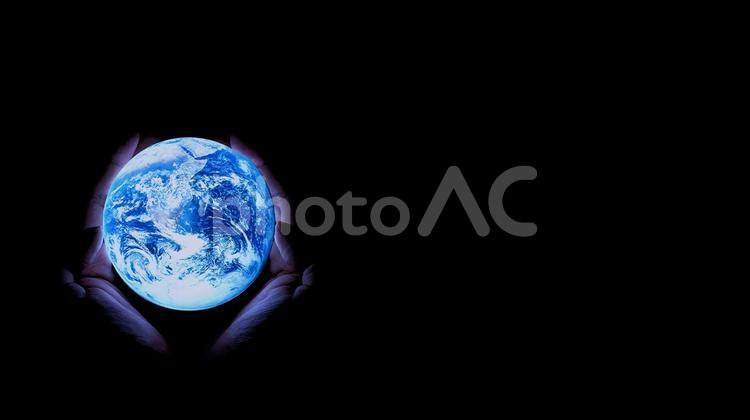 黒背景 手に地球をのせた環境イメージ 地球,手,宇宙の写真素材