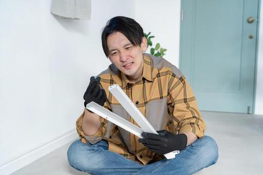 DIYを失敗して困る男性 職人,作業員,リフォームの写真素材