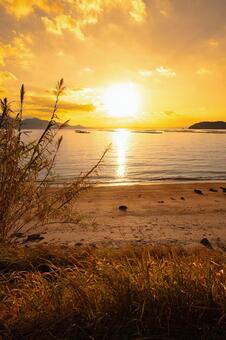 海岸から眺める夕暮れ 風景,景色,夕日の写真素材