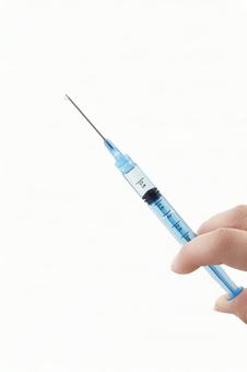 注射器の針の先端から一滴 注射器の針の先端から一滴 注射器,一滴,垂らすの写真素材