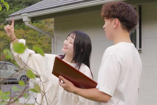 住宅の購入を検討する若い夫婦 住宅の購入を検討する若い夫婦 住宅購入,新居,住宅ローンの写真素材