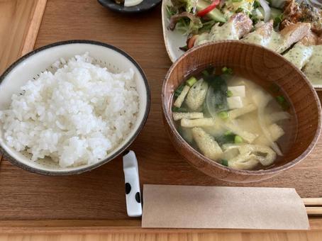 白米と出汁が美味しい味噌汁、漬物 白米と出汁が美味しい味噌汁、漬物 白米,ご飯,味噌汁の写真素材