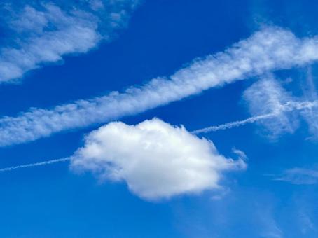 夏空と飛行機雲 夏空と飛行機雲の写真