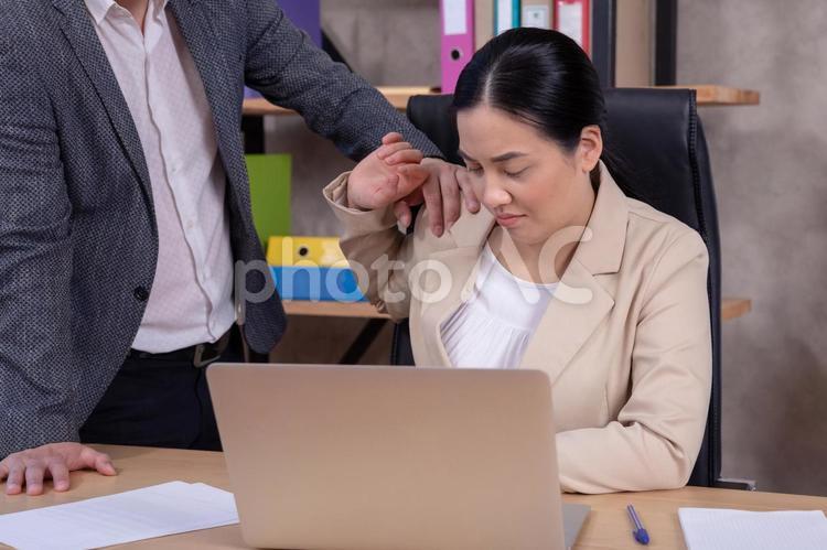 女性社員に過剰な接触をしてくる上司 セクハラ,セクシャルハラスメント,女性の写真素材