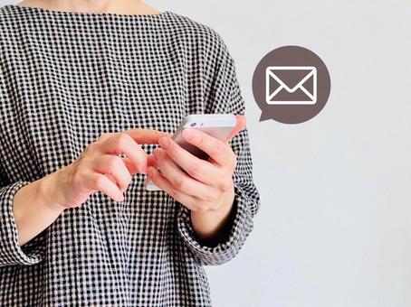 メールマガジンを読む女性 スマホ,女性,メールの写真素材