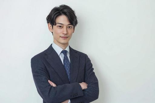 スーツ姿の若いビジネスマン-18 スーツ姿の若いビジネスマン-18の写真