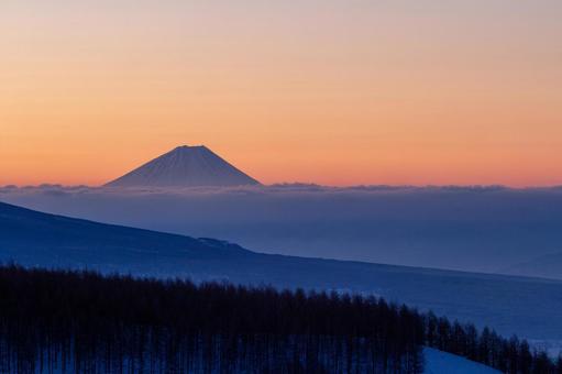 雲海に浮かぶ朝焼けの富士山 富士山,朝焼け,雲海の写真素材