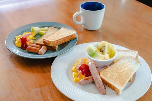 トーストと卵の洋朝食 トーストと卵の洋朝食 朝食,洋食,トーストの写真素材