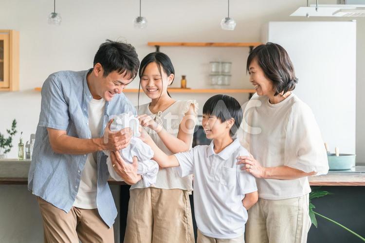 赤ちゃんを娘と息子にお披露目するパパ 赤ちゃん,出産,赤ん坊の写真素材